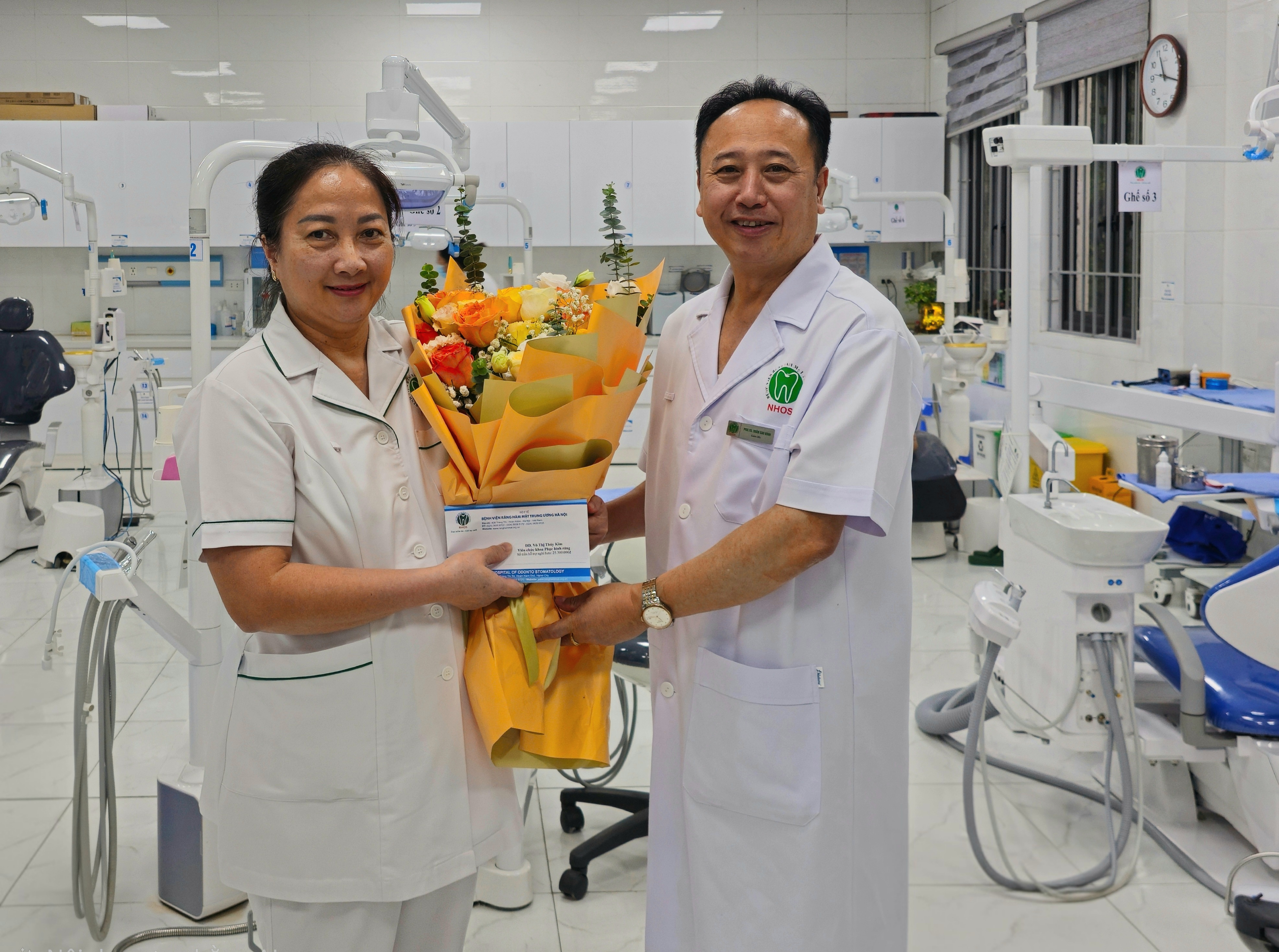 PGS.TS. Trần Cao Bính, Giám đốc Bệnh viện tặng hoa tri ân ĐD. Võ Thị Thủy Kim